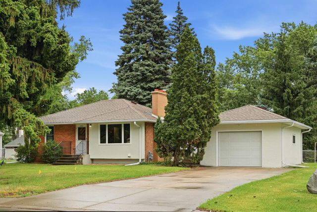 2972 Woodbridge Street, Roseville, MN 55113