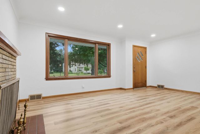 2972 Woodbridge Street, Roseville, MN 55113