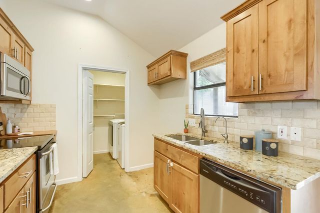 10213 Thomas LN, Dripping Springs, TX 78620