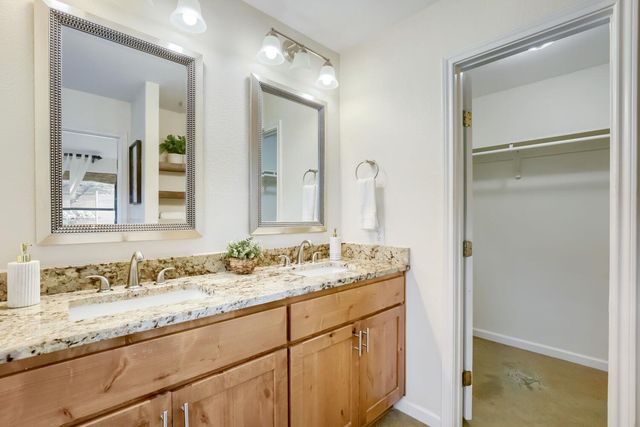 10213 Thomas LN, Dripping Springs, TX 78620