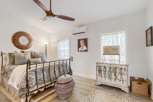 10213 Thomas LN, Dripping Springs, TX 78620