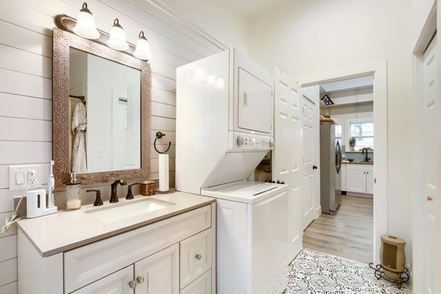 10213 Thomas LN, Dripping Springs, TX 78620