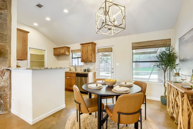 10213 Thomas LN, Dripping Springs, TX 78620
