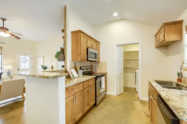 10213 Thomas LN, Dripping Springs, TX 78620