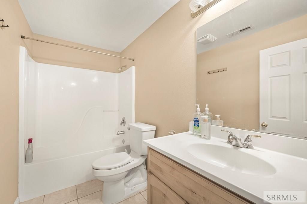 Image 23 of property listing at 327 N Red Fox Drive, Ammon, ID 83401