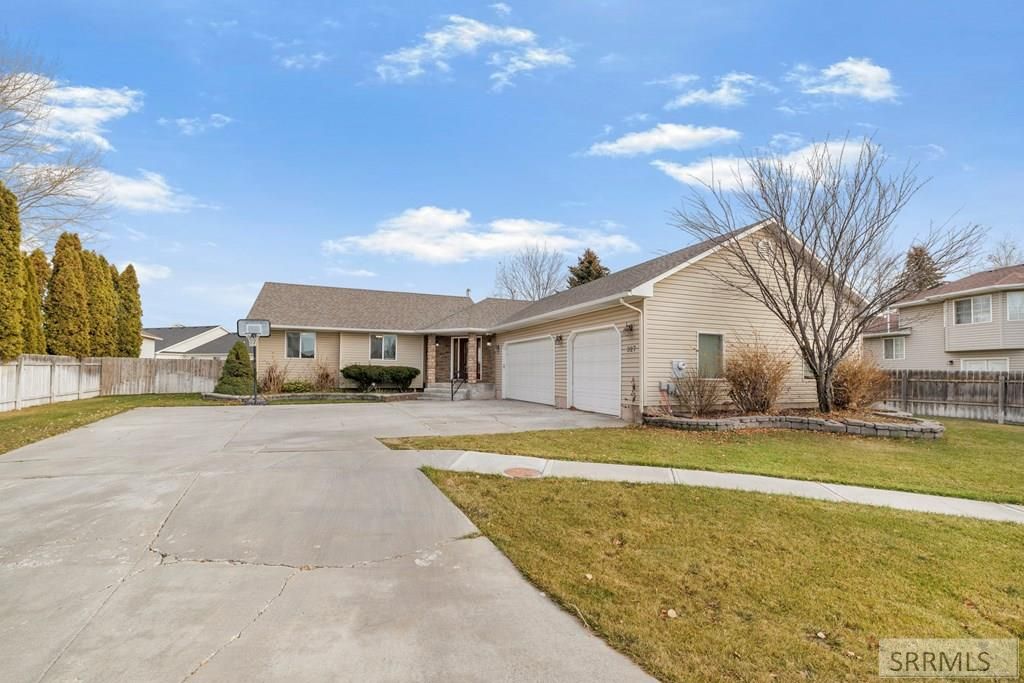 Image 4 of property listing at 327 N Red Fox Drive, Ammon, ID 83401