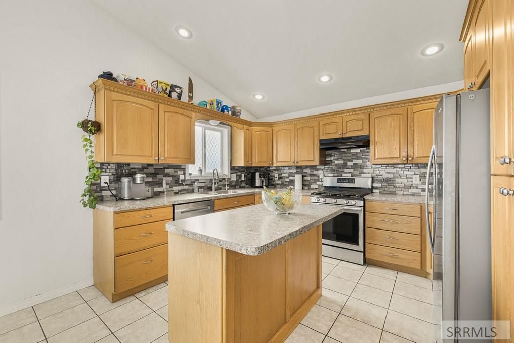 Image 6 of property listing at 327 N Red Fox Drive, Ammon, ID 83401