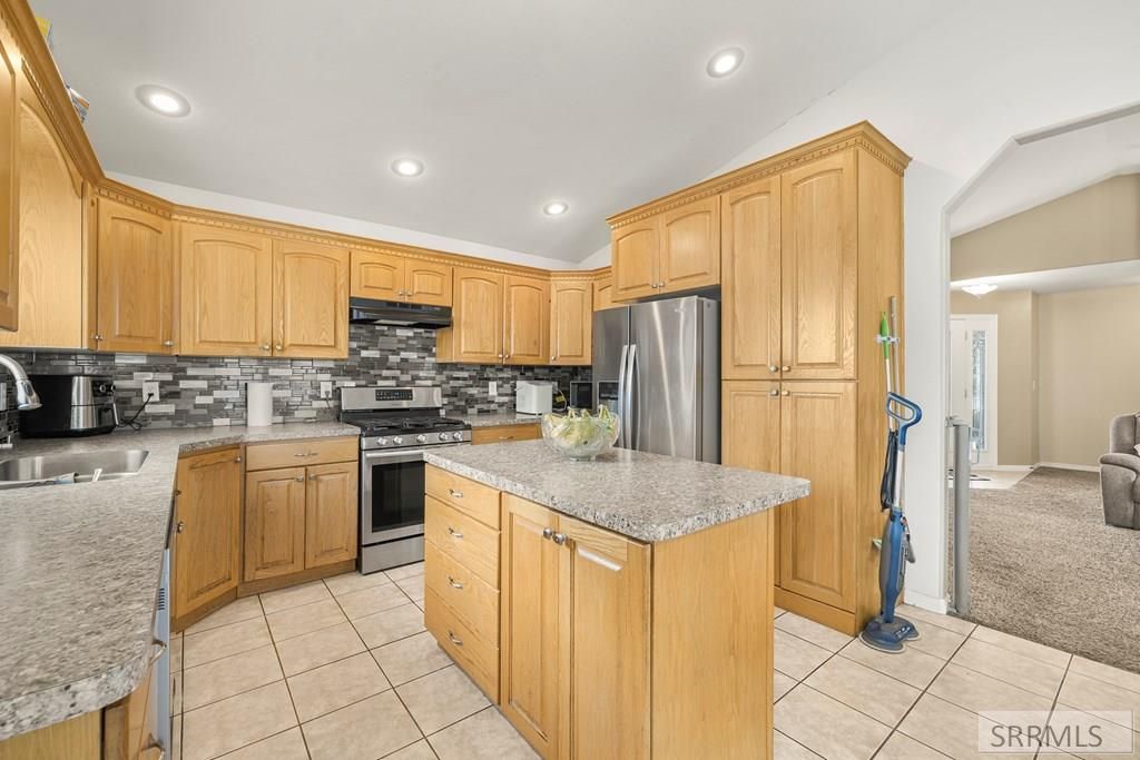 Image 7 of property listing at 327 N Red Fox Drive, Ammon, ID 83401