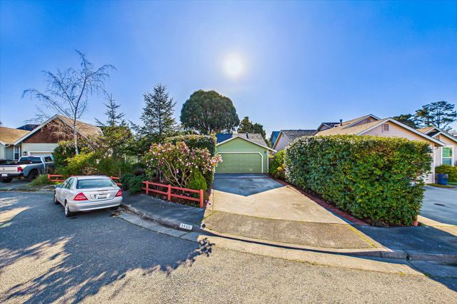 1915 Acacia Court, Mckinleyville, CA 95519