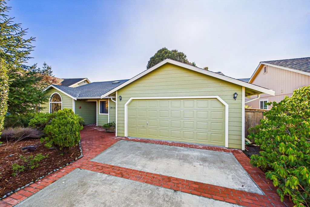 1915 Acacia Court, Mckinleyville, CA 95519