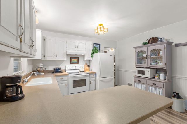 4 HAMLIN DR, Fredericksburg, VA 22405