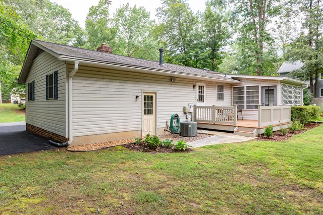 4 HAMLIN DR, Fredericksburg, VA 22405