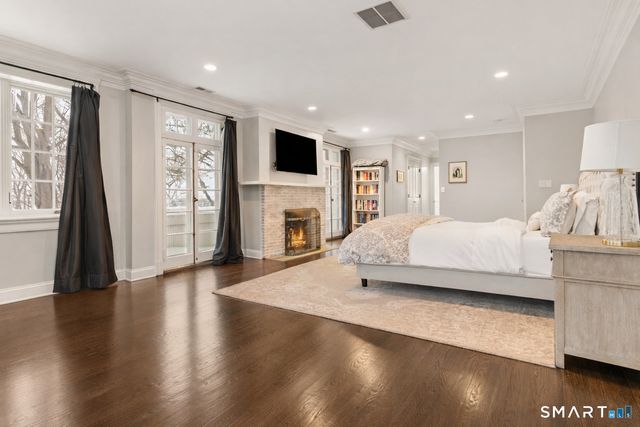 242 Ocean Drive West, Stamford, CT 06902