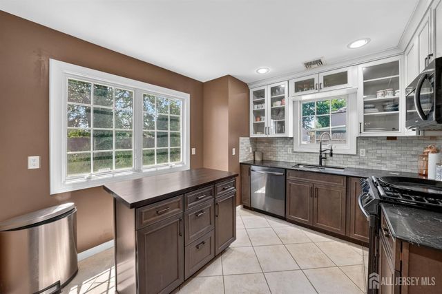 30 Rosewood Road, Edison, NJ 08817