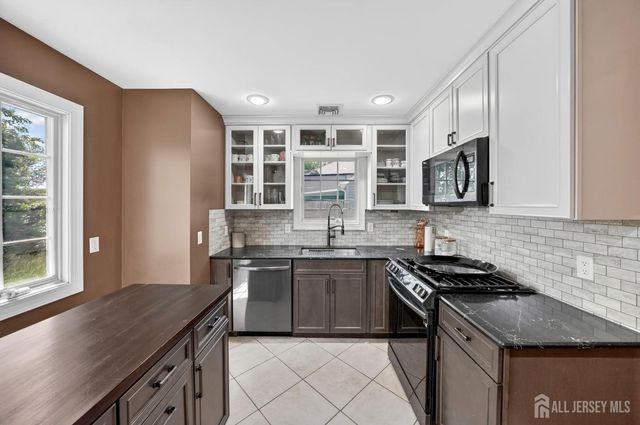 30 Rosewood Road, Edison, NJ 08817