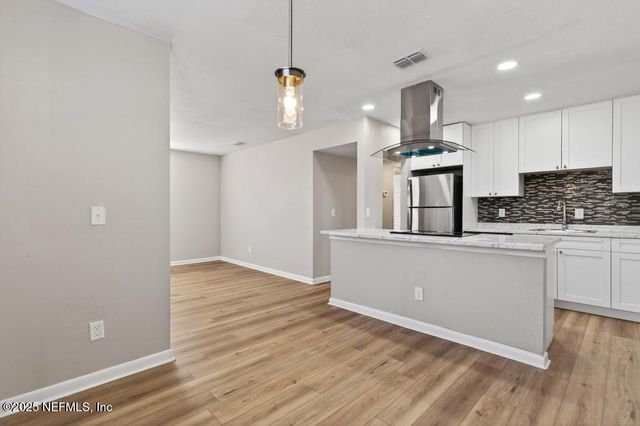 1932 COLLEGE Circle N, Jacksonville, FL 32209