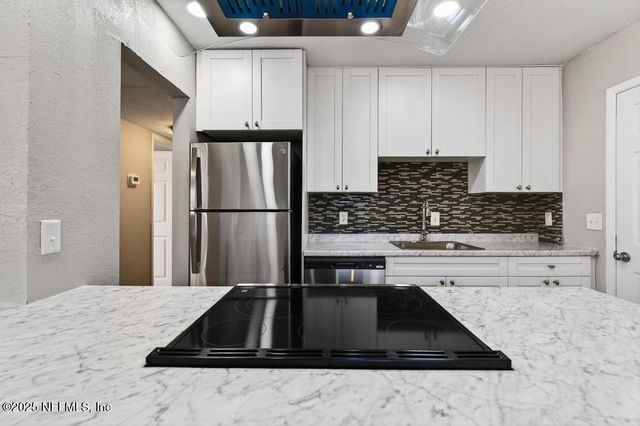 1932 COLLEGE Circle N, Jacksonville, FL 32209