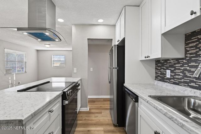 1932 COLLEGE Circle N, Jacksonville, FL 32209