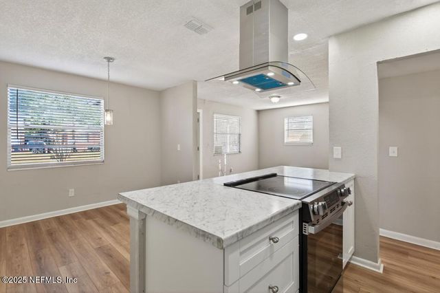 1932 COLLEGE Circle N, Jacksonville, FL 32209