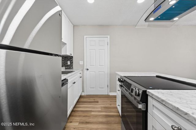 1932 COLLEGE Circle N, Jacksonville, FL 32209