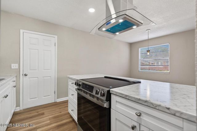 1932 COLLEGE Circle N, Jacksonville, FL 32209