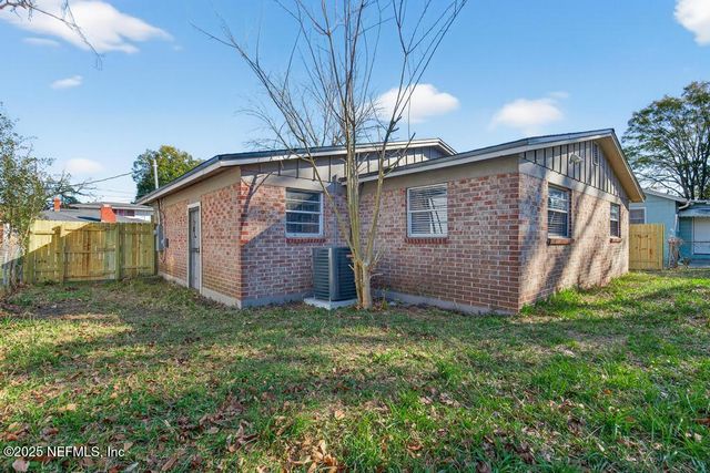 1932 COLLEGE Circle N, Jacksonville, FL 32209