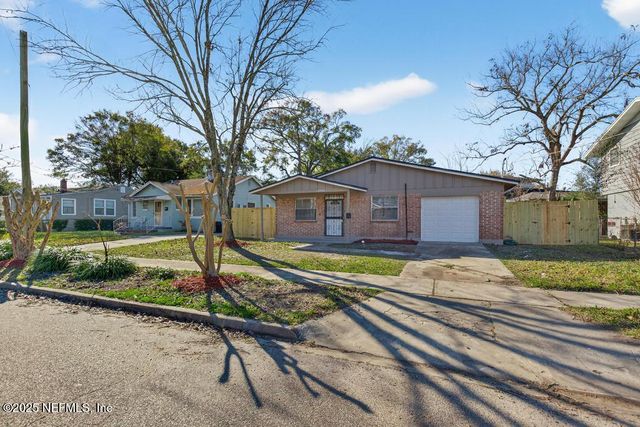 1932 COLLEGE Circle N, Jacksonville, FL 32209