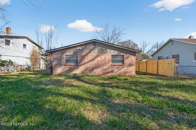 1932 COLLEGE Circle N, Jacksonville, FL 32209