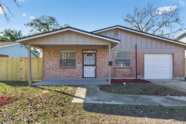 1932 COLLEGE Circle N, Jacksonville, FL 32209