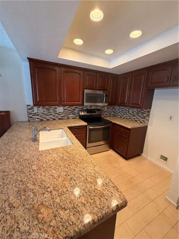 933 Creekside Dr. 126, Fullerton, CA 92833