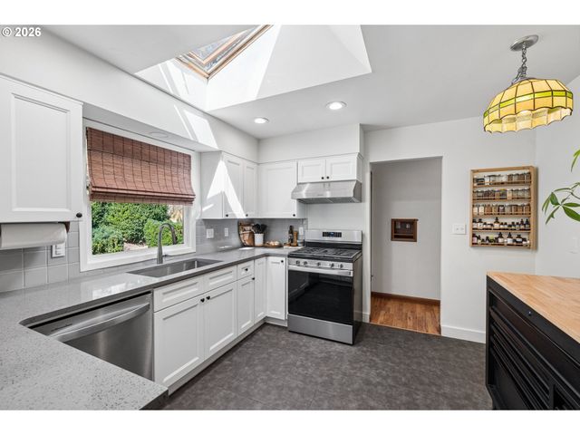 9505 Ne THOMPSON St, Portland, OR 97220