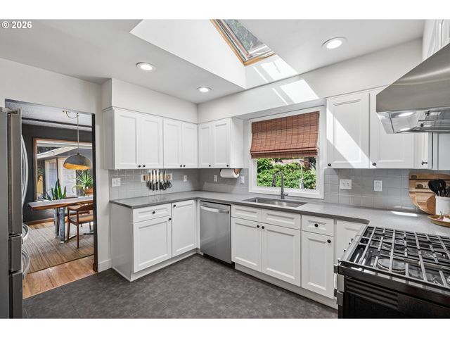 9505 Ne THOMPSON St, Portland, OR 97220