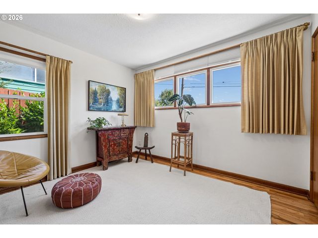 9505 Ne THOMPSON St, Portland, OR 97220