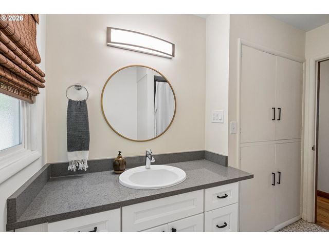 9505 Ne THOMPSON St, Portland, OR 97220