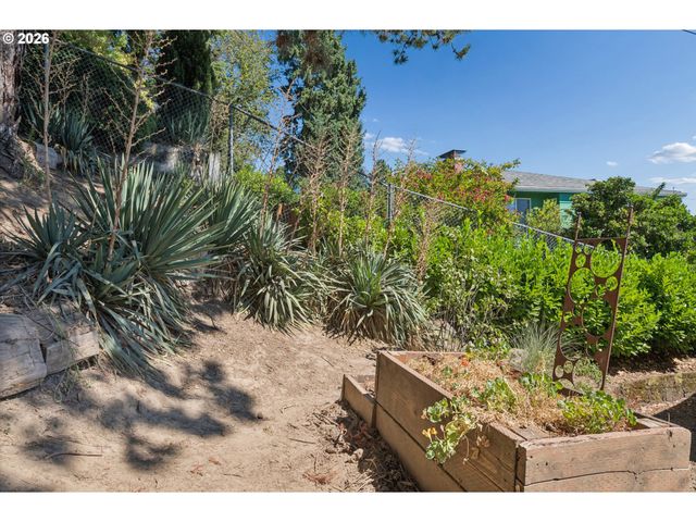 9505 Ne THOMPSON St, Portland, OR 97220