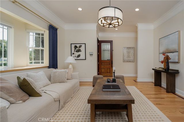 877 N Oakland, Pasadena, CA 91104