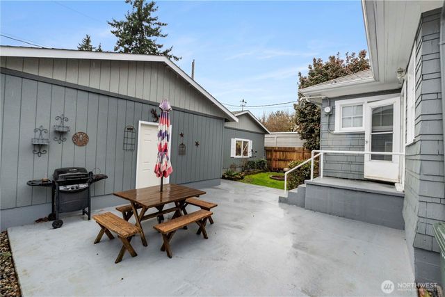 128 5th Avenue NW, Puyallup, WA 98371