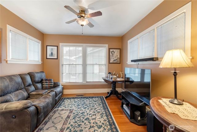 128 5th Avenue NW, Puyallup, WA 98371