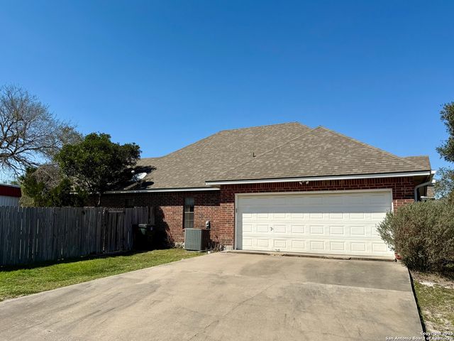 820 Chula Vista, Karnes City, TX 78118