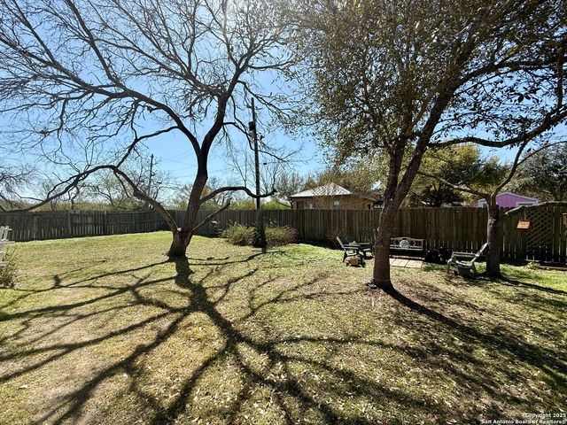 820 Chula Vista, Karnes City, TX 78118