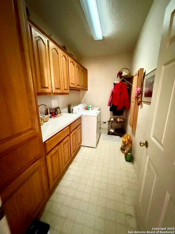 820 Chula Vista, Karnes City, TX 78118