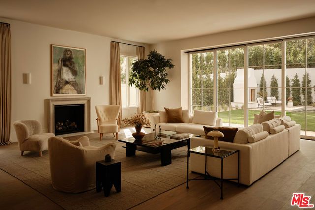 15620 Woodvale Road, Encino (los Angeles), CA 91436