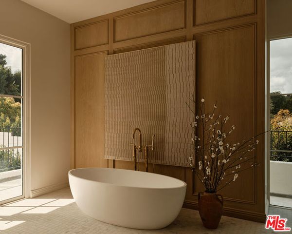 15620 Woodvale Road, Encino (los Angeles), CA 91436