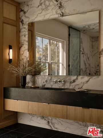 15620 Woodvale Road, Encino (los Angeles), CA 91436