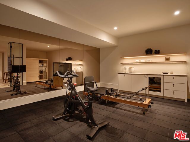 15620 Woodvale Road, Encino (los Angeles), CA 91436