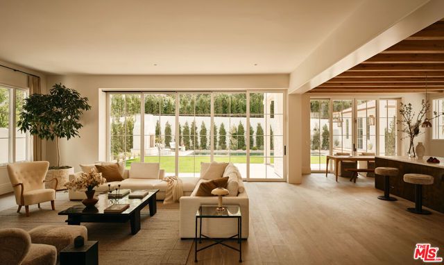 15620 Woodvale Road, Encino (los Angeles), CA 91436