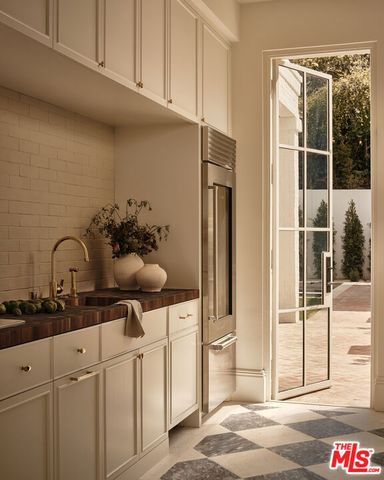 15620 Woodvale Road, Encino (los Angeles), CA 91436