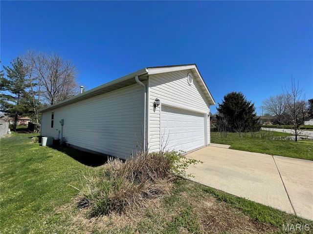 133 Rio Verde Drive, Belleville, IL 62221