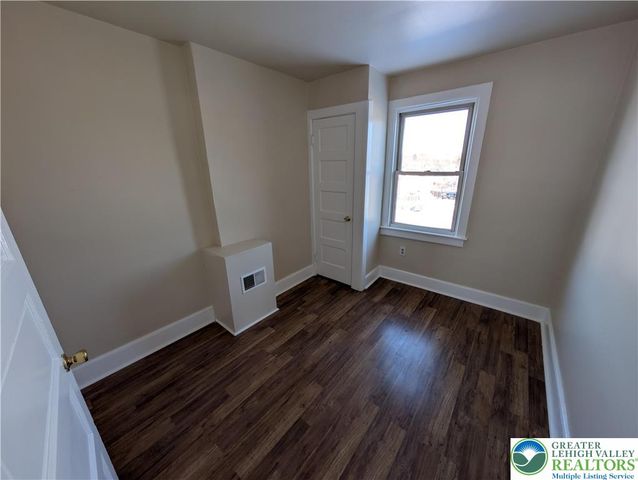 1144 Minsi Trail Street, Bethlehem City, PA 18018