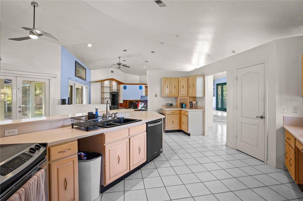 Image 17 of property listing at 2286 LAKE FRANCIS DRIVE, Apopka, FL 32712